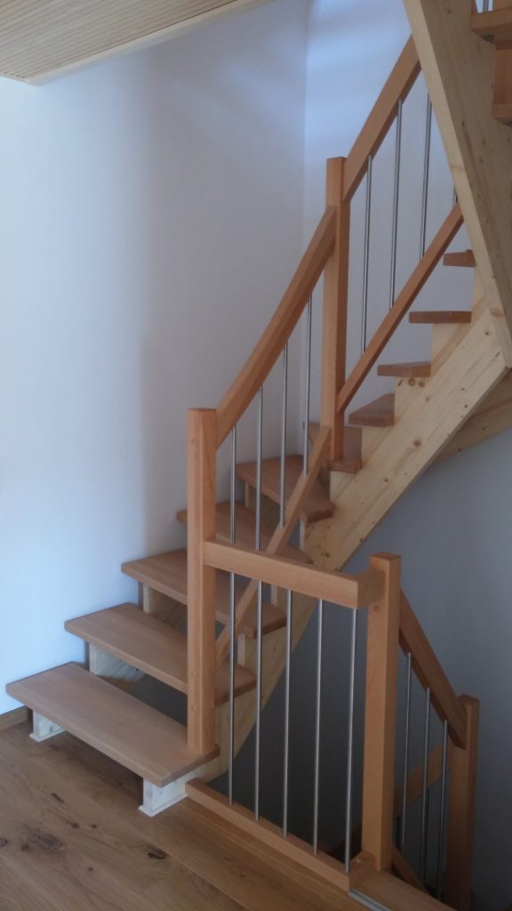 Aufgesattelte Treppe Wangen aus Fichte Stufen, Setzstufen und Geländer aus Buche alles geölt Stäbe Edelstahl 16mm 1.2