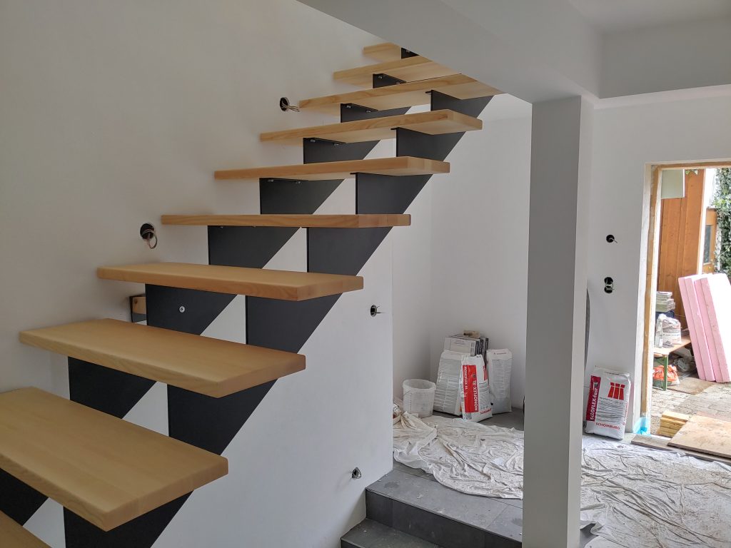 Aufgestattelte Treppe Stufen in Esche Wangen Eisen schwarz lackiert (2)