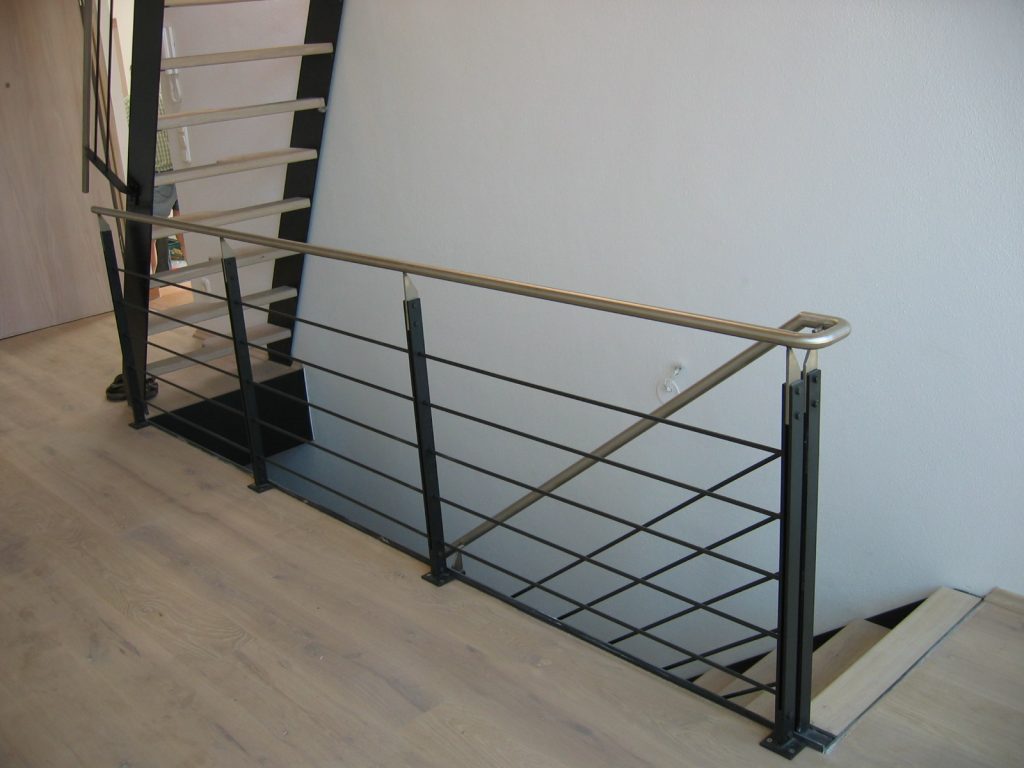 Metalltreppe mit Stufen in Buche weiß geölt - Raumspartreppe Wangen Metall, Buche weißgeölt